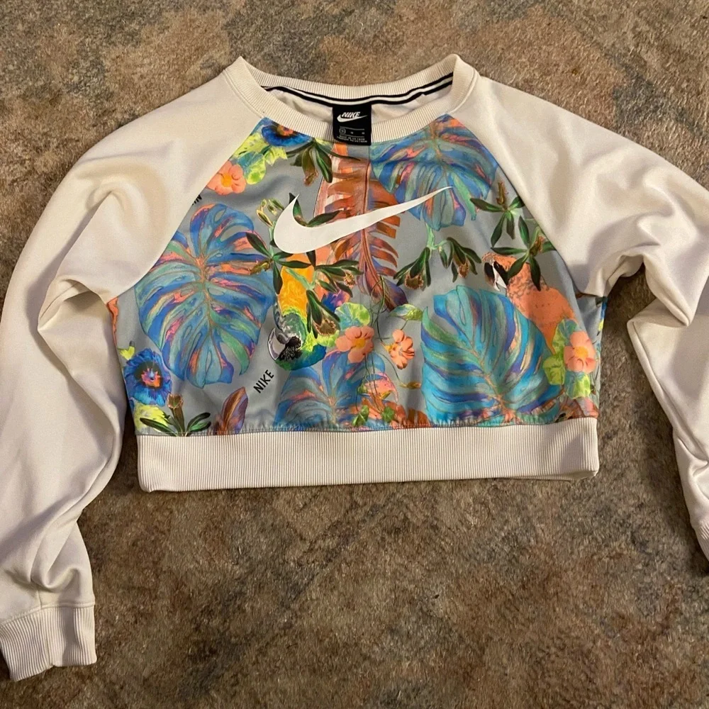 Nike Women Hyper Femme M Pullover Sweatshirt Tropical Island Graphic White Crop